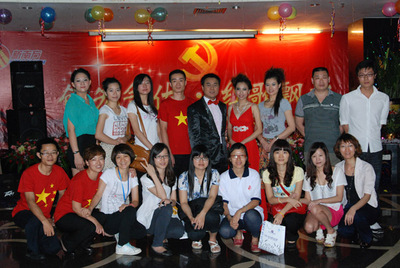 2011年“创先争优 红旗飘扬”歌唱比赛全体参演人员合影